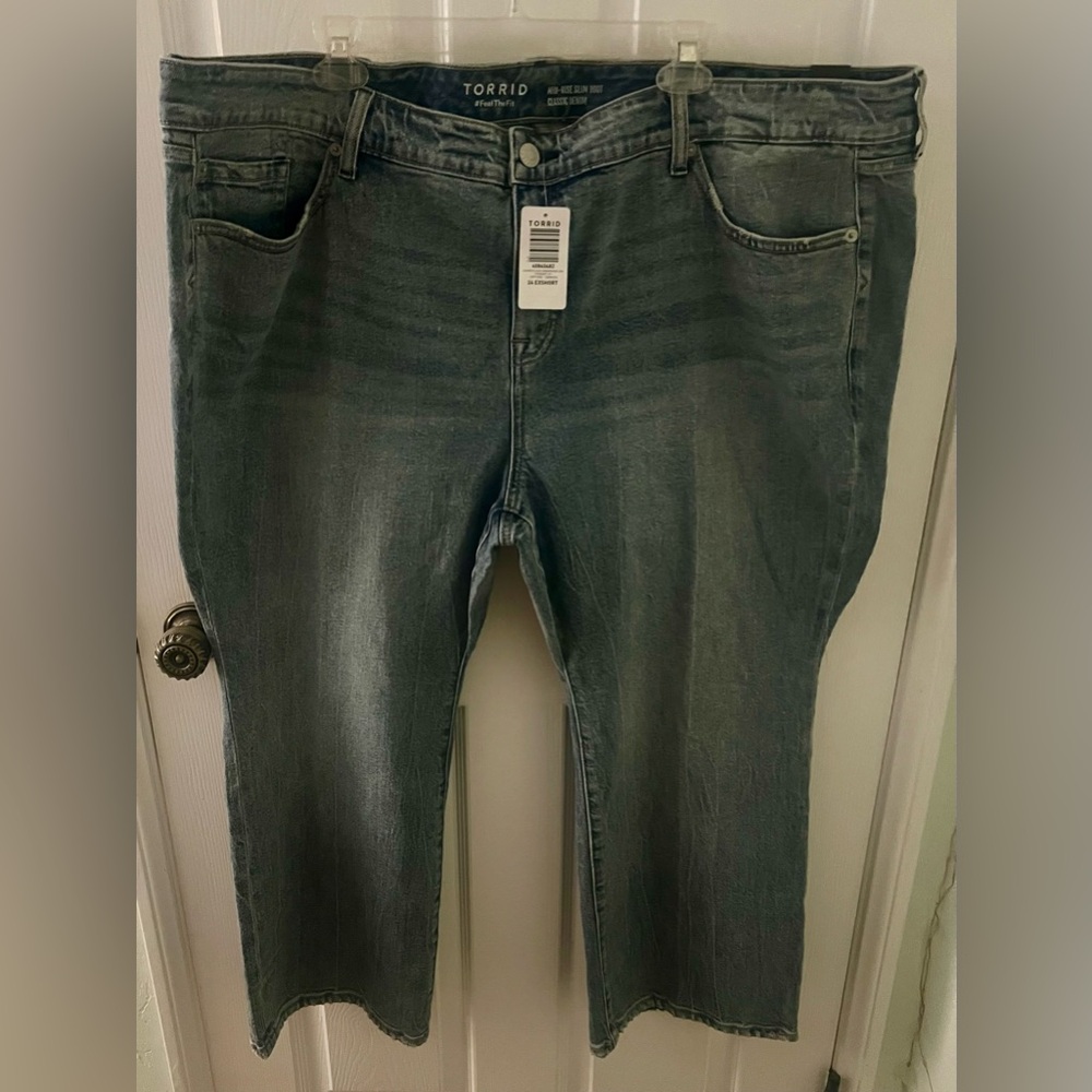 NWT torrid Women's Washed Denim Cropped Jeans, Size 24 XS